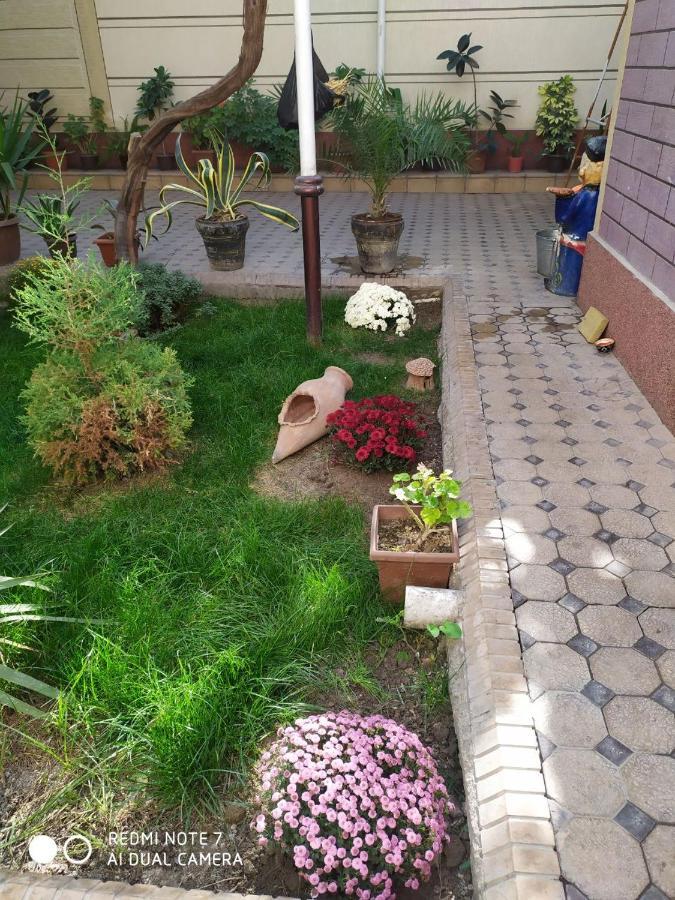 Uvaysiy Family Guest House Marghilon Bagian luar foto